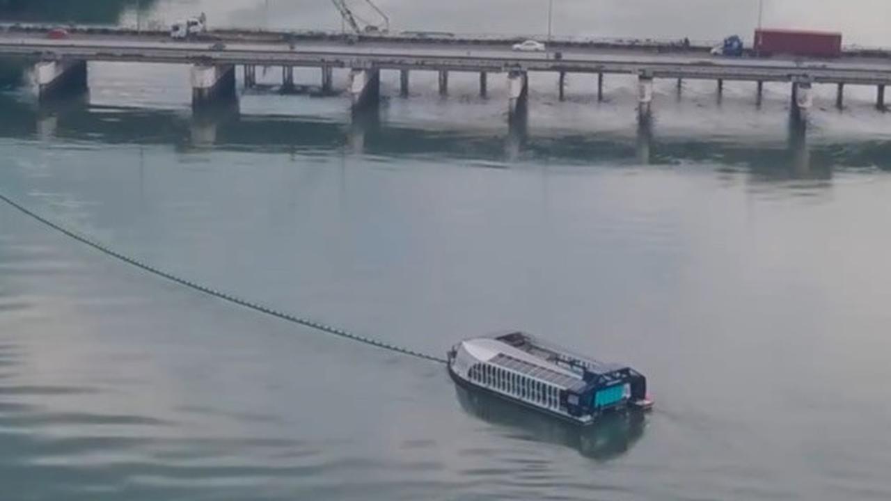 Kapal pengangkut sampah ini hadir dari kerja sama antara Coldplay dan The Ocean Clean Up. Kapal interceptor 020 diberi nama Neon Moon II akan dilletakkan di sungai Cisadane, Indonesia.