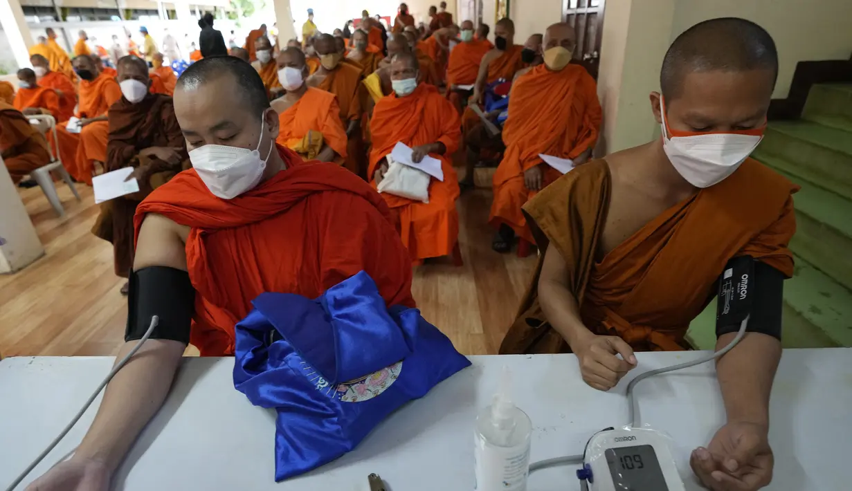 Biksu Buddha memeriksa tekanan darah mereka sebelum menerima vaksin AstraZeneca COVID-19 di Wat Srisudaram di Bangkok, Thailand (30/7/2021).  Thailand pada hari Kamis mencatat rekor satu hari baru dengan 17.669 kasus dan 165 kematian. (AP Photo/Sakchai Lalit)