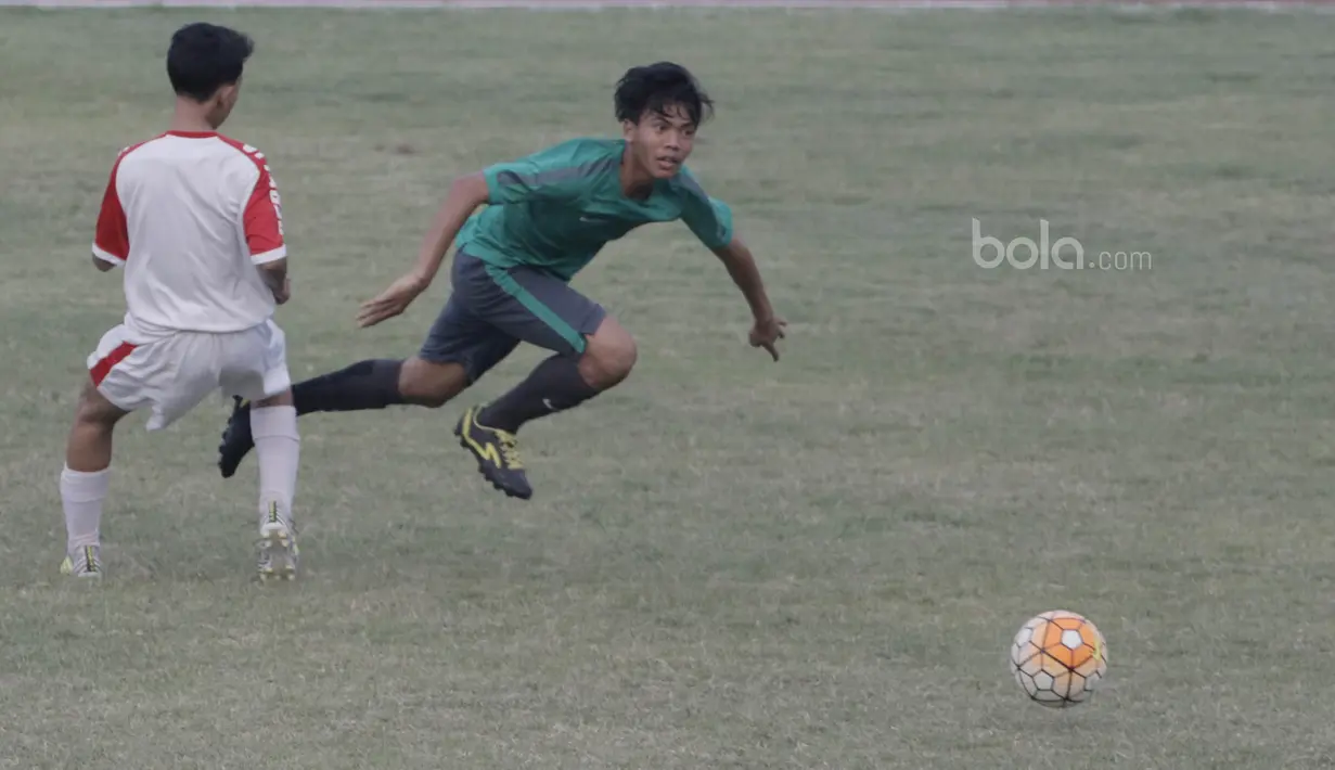 Pemain Timnas Indonesia U-16, David Maulana, berusaha melewati hadangan pemain Persija Jakarta U-16 pada laga uji coba di Stadion Atang Sutresna, Jakarta, Selasa (4/7/2017). Indonesia menang 5-0 atas Persija. (Bola.com/M Iqbal Ichsan)