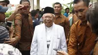 Cawapres nomor urut 01 Ma'ruf Amin usai menggelar pertemuan dengan istri Gus Dur, Sinta Nuriyah di Ciganjur, Jakarta, Rabu (26/9). Ma'ruf Amin juga meminta restu kepada keluarga Gus Dur berkaitan perhelatan Pilpres 2019. (Liputan6.com/Herman Zakharia)