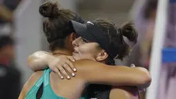 Petenis Kanada, Bianca Andreescu memeluk Jennifer Brady dari AS pada putaran ketiga tunggal putri kejuaraan tenis China Terbuka 2019 di National Tennis Center, Beijing, China (3/10/2019). Andreescu akan menghadapi mantan petenis nomor satu dunia, Naomi Osaka di perempat final. (AP Photo/Andy Wong)