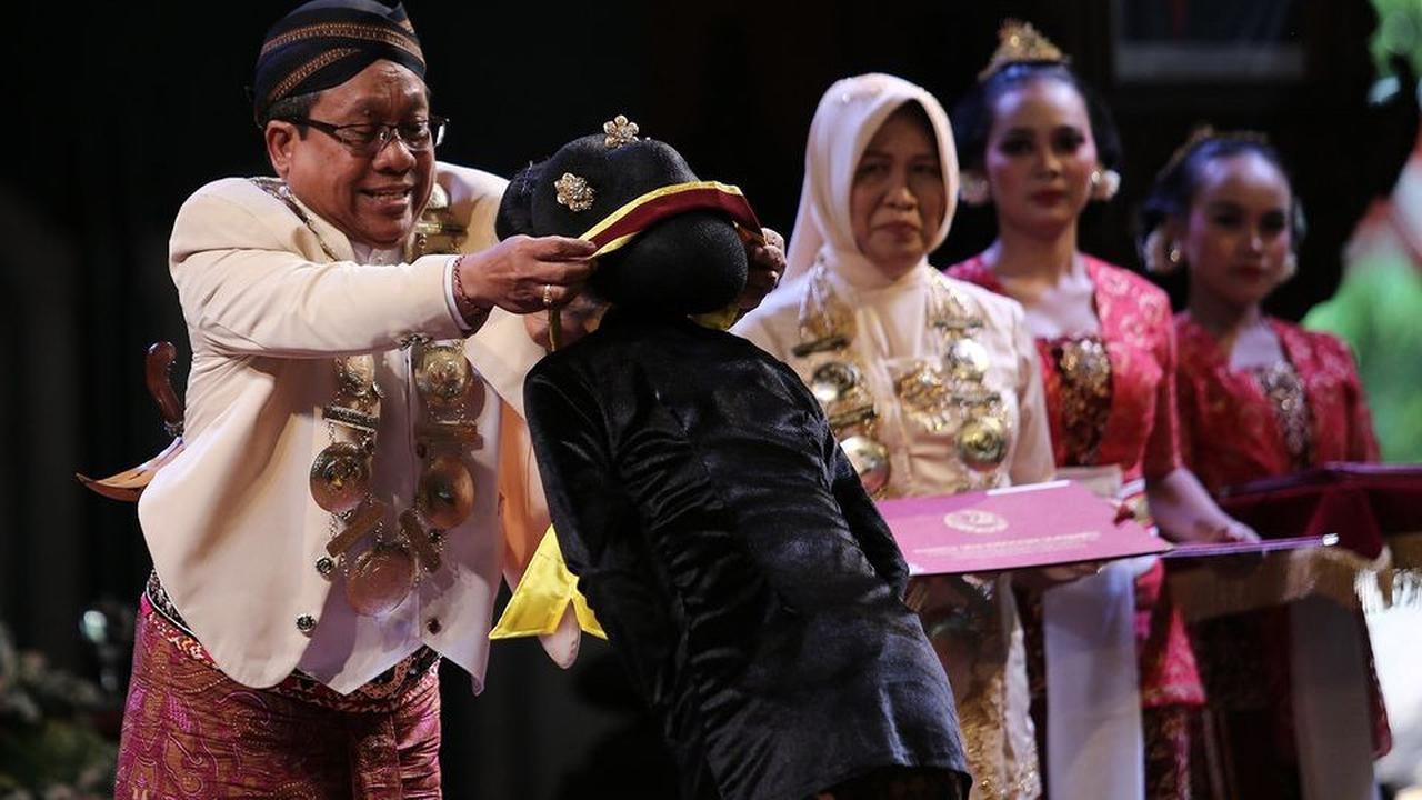 Beda dari Biasanya, di Kampus ini Wisuda Tanpa Toga Baju Adat Jawa jadi Seragam di Hari Istimewa