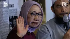 Ratna Sarumpaet ditangkap di Bandara Soekarno-Hatta saat akan berangkat ke Cile. Ratna sebelumnya dilaporkan ke polisi atas dugaan hoaks penganiayaan.