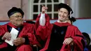 Pendiri Facebook, Mark Zuckerberg dalam acara pembukaan penyambutan angkatan 2017 di Universitas Harvard, Kamis (25/5). Setelah dropout dari Harvard selama 12 tahun, Zuckerberg akhirnya menerima gelar Doktor kehormatan Bidang Hukum (AP Photo/Steven Senne)