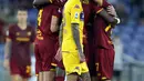 Pemain AS Roma Jordan Veretout (tengah terhalang) merayakan bersama rekan-rekannya usai mencetak gol ke gawang Fiorentina pada pertandingan Serie A di Stadion Olimpiade Roma, Italia, Minggu (22/8/2021). AS Roma menang dengan skor 3-1. (AP Photo/Gregorio Borgia)