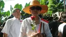 Jemaat GKI Yasmin Bogor gagal melakukan ibadah di Gereja Kristen Indonesia, Bogor (25/12/2014). Tampak, salah satu jemaat GKI Yasmin membawa bunga dan bendera Merah Putih saat akan melakukan ibadah Natal.(Liputan6.com/Herman Zakharia)