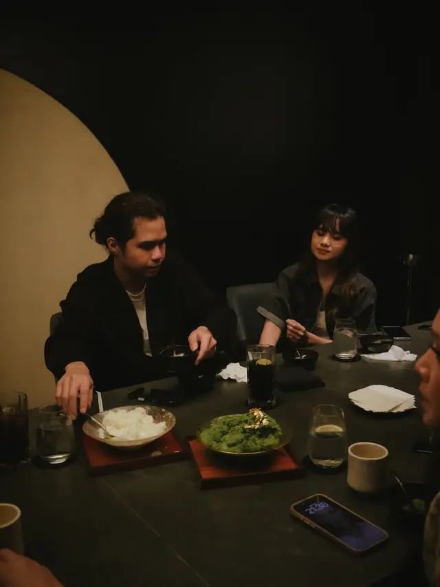 Gaya Kompak Serba Hitam Syifa Hadju dan Tissa Biani Hadiri Family Dinner Tahun Baru 2026 Bareng Kekasih dan Calon Mertua