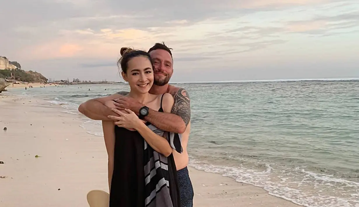 Dilamar oleh kekasih yang berasal dari Kanada, kini Dewi Rezer yang sudah berusia 42 tahun ini pun sebentar lagi akan melepas status jandanya. Banyak netizen dan para selebriti pun mengucapkan selamat dan mendoakan agar hubungan keduanya berjalan tanpa halangan. (Liputan6.com/IG/@rezerdewi)
