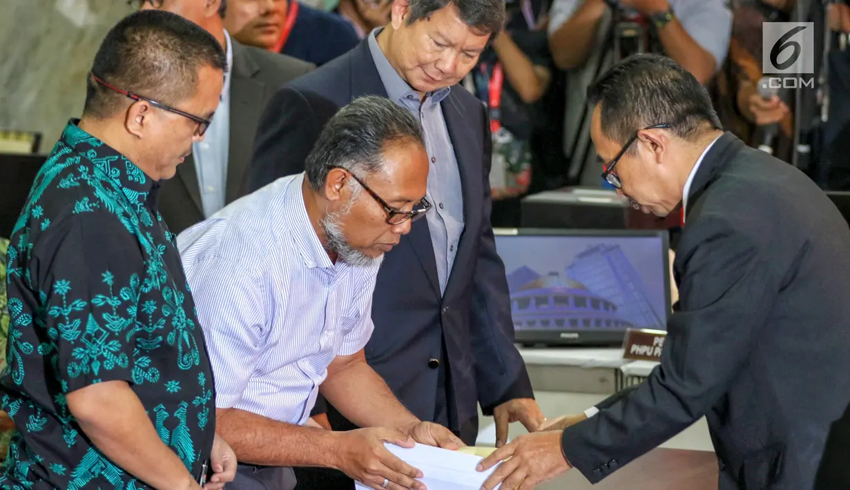 Tim hukum Prabowo-Sandi yang diketuai Bambang Widjojanto (tengah) memeriksa daftar gugatan sengketa hasil Pilpres 2019 di Mahkamah Konstitusi, Jakarta, Jumat, (24/5/2019). Tim Hukum Prabowo-Sandiaga mengajukan 51 bukti dokumen dan saksi. (Liputan6.com/Johan Tallo)