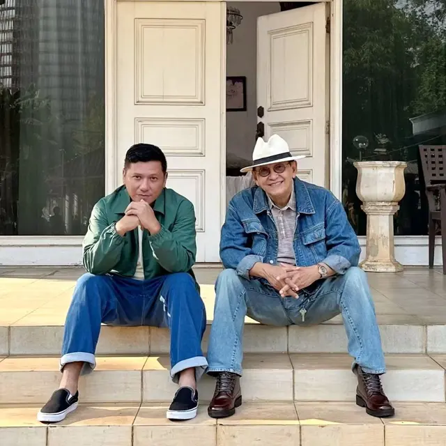 6 Potret Roy Marten Awet Muda di Usia 72, Kompak dengan Gading dalam Series Terbaru
