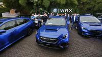 Para pemilik kendaraan Subaru WRX foto bersama pada acara Subaru WRX First Handover di Jakarta (2/4/2023). (Liputan6.com)