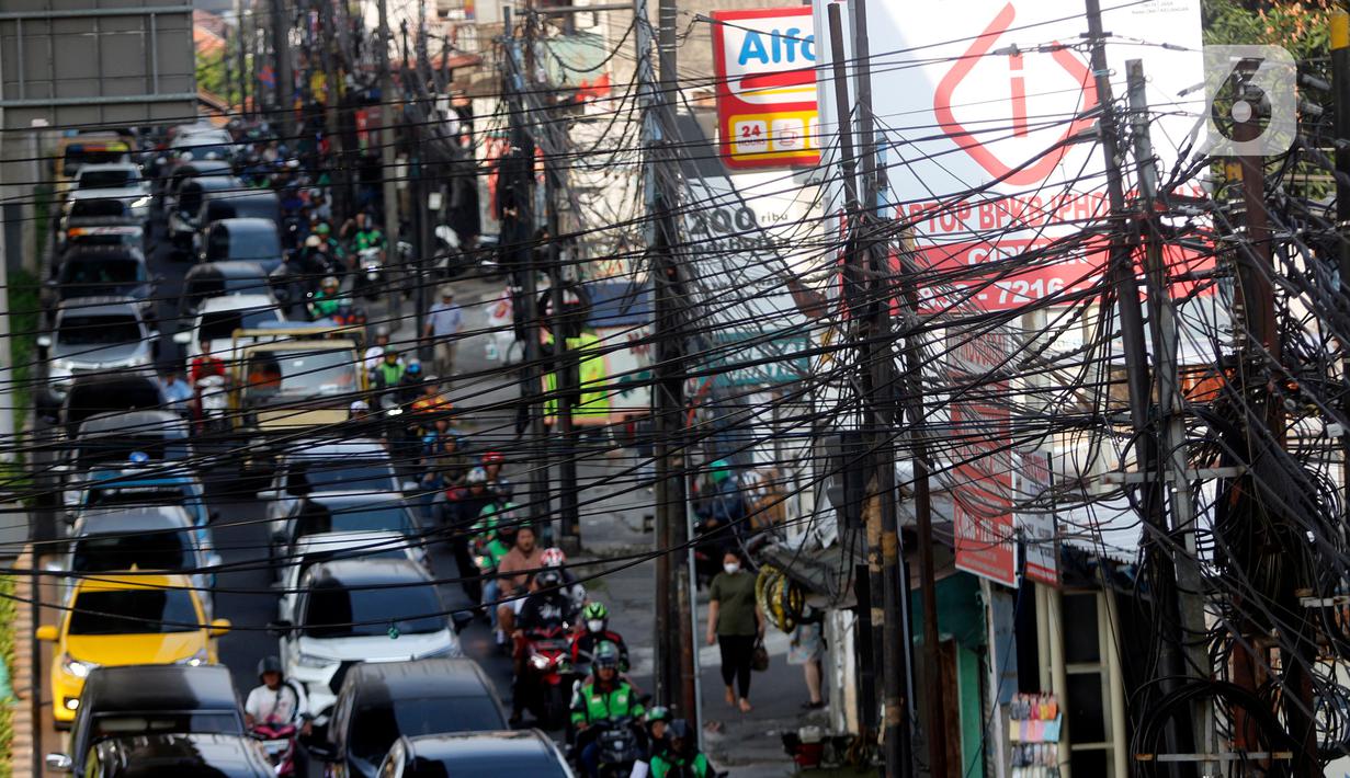 Kabel yang semrawut dan tidak tertata ini merusak keindahan dan estetika kota. (Liputan6.com/Johan Tallo)