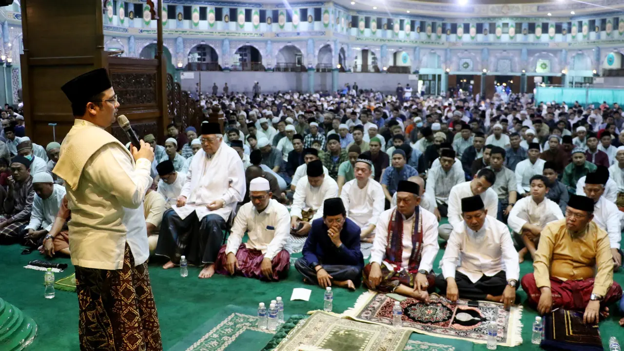 Wali Kota Tangerang Arief R Wismansyah menjanjikan hadiah umroh kepada warganya yang rajin sholat tarawih selama Ramadhan 2023 di Masjid Raya Al Azhom