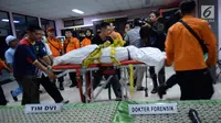 Petugas membawa jenazah korban jatuh helikopter Basarnas di RS Bhayangkara Semarang (3/7). Delapan jenazah tersebut tiba di rumah sakit di Semarang secara bergiliran pada Senin (3/7/2017) dini hari. (Liputan6.com/Gholib)
