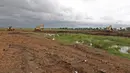 Sejumlah alat berat digunakan untuk penggarapan lahan untuk dijadikan lokasi pemakaman khusus Covid-19 di Rorotan, Jakarta Utara, Selasa (5/1/2021). Pemprov DKI menyiapkan 1.500 lubang makam khusus COVID-19 di TPU Rorotan. (Liputan6.com/Herman Zakharia)
