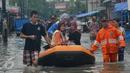 Warga menggunakan perahu karet melintasi kawasan banjir yang melanda pemukiman warga di Jalan Raya Rawa Buaya, Jakarta, Minggu (28/2/2016). Banjir di Rawa Buaya mencapai 1 meter (Liputan6.com/Gempur M Surya)