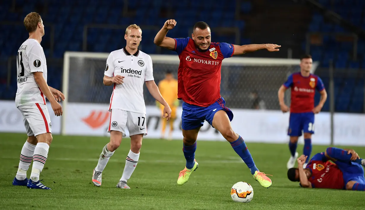 Penyerang Basel, Arthur Cabral, berebut bola dengan pemain Eintracht Frankfurt dalam laga babak 16 besar Liga Europa 2019/2020 di St.Jakob Park, Basel, Jumat (7/8/2020) dini hari WIB. Basel menang 1-0 atas Eintracht Frankfurt. (AFP/Fabrice Coffrini)