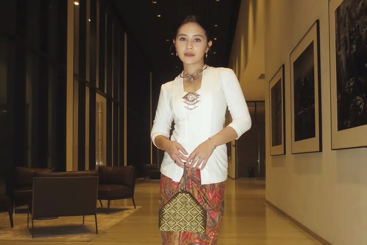 Gaya Berbatik Prilly Latuconsina, Modern dan Elegan dengan Sentuhan Tradisional
