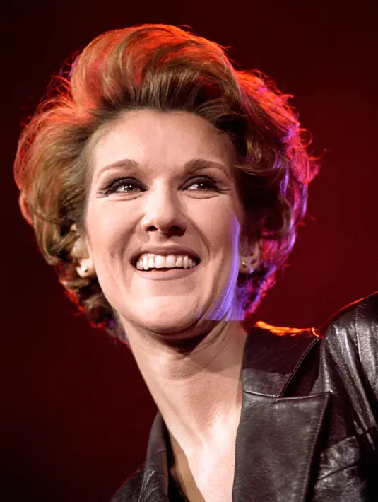 Penyanyi asal Kanada,  Celine Dion saat tampil di konser Bercy di Paris (4/12/1995). Celine Dion memulai debutnya di industri rekaman pada tahun 1981. (AFP Photo/Bertrand Guay)