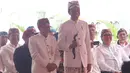 Presiden Joko Widodo (Jokowi) menerima kujang, senjata khas Sunda dalam prosesi penganugerahan gelar Pinisepuh dari Paguyuban Pasundan di Bandung, Minggu (11/11). Paguyuban Pasundan adalah ormas Sunda yang berdiri sejak 1913. (Liputan6.com/Angga Yuniar)