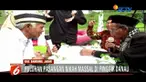 Puluhan pasangan dari usia 30 hingga 50 tahun ikuti nikah massal di pinggir Situ Cileunca, Banung, Jawa Barat.