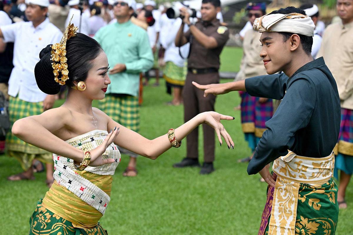 FOTO: Melihat Upacara Langka Penobatan Raja Baru Mengwi di Bali