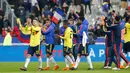 Para pemain Kolombia menyapa penonton usai pertandingan persahabatan antara Prancis dan Kolombia di Saint-Denis, luar Paris, Prancis,  Jumat (23/3). Kolombia menang 3-2. (Foto AP / Michel Euler)