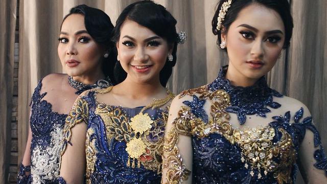 Jadi Pesinden Di One Man Show Ini 6 Pesona Memes Prameswari Saat Pakai Kebaya Surabaya Liputan6 Com