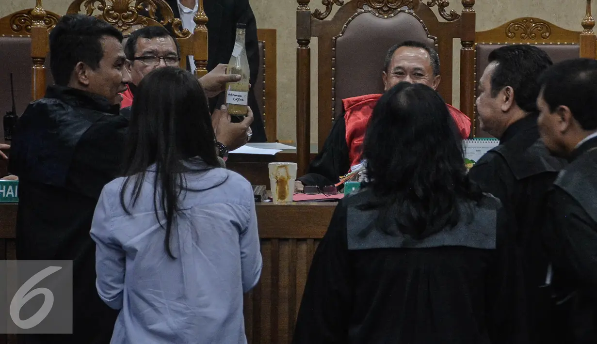 Jaksa penuntut umum menunjukkan barang bukti sisa kopi alm Mirna saat sidang di PN Jakarta Pusat, Selasa (13/7). Sidang beragendakan pemeriksaan saksi diantaranya sahabat Mirna, Hanie Juwita Boon, 3 pegawai Kafe Olivier. (Liputan6.com/Faizal Fanani)