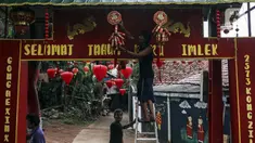 Warga menghias gapura dengan pernak-pernik Imlek di Kampung Limo, Depok, Jawa Barat, Rabu (26/1/2022). Kampung dengan sejumlah warga keturunan Tionghoa tersebut menyambut perayaan Tahun Baru Imlek 2022 dengan menghias gapura dan jalan dengan pernak-pernik Imlek. (Liputan6.com/Johan Tallo)