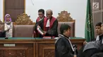 Hakim Ketua Achmad Guntur tersenyum usai sidang putusan kasus kepemilikan senjata api ilegal dan satwa liar terdakwa Gatot Brajamusti di PN Jakarta Selatan, Kamis (12/7). Dalam sidang tersebut Gatot Brajamusti tidak hadir. (Liputan6.com/Faizal Fanani)
