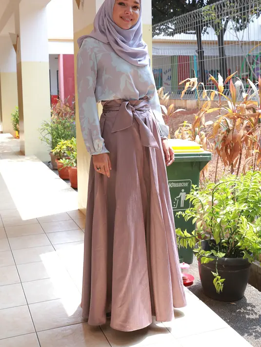 Sang guru, Ustaz Yuke Sumeru setuju jika Dewi Sandra sudah siap menjadi ustazah meski dalam level yang berbeda. (Galih W. Satria/Bintang.com)