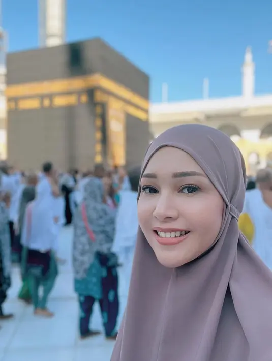 Tak sampai di situ, sebuah pesan juga ditulis maia untuk suaminya. Ia meminta agar Irwan Mussry tetap menjadi sosok yang menyenangkan untuknya. [Foto: Instagram/maiaestiantyreal]