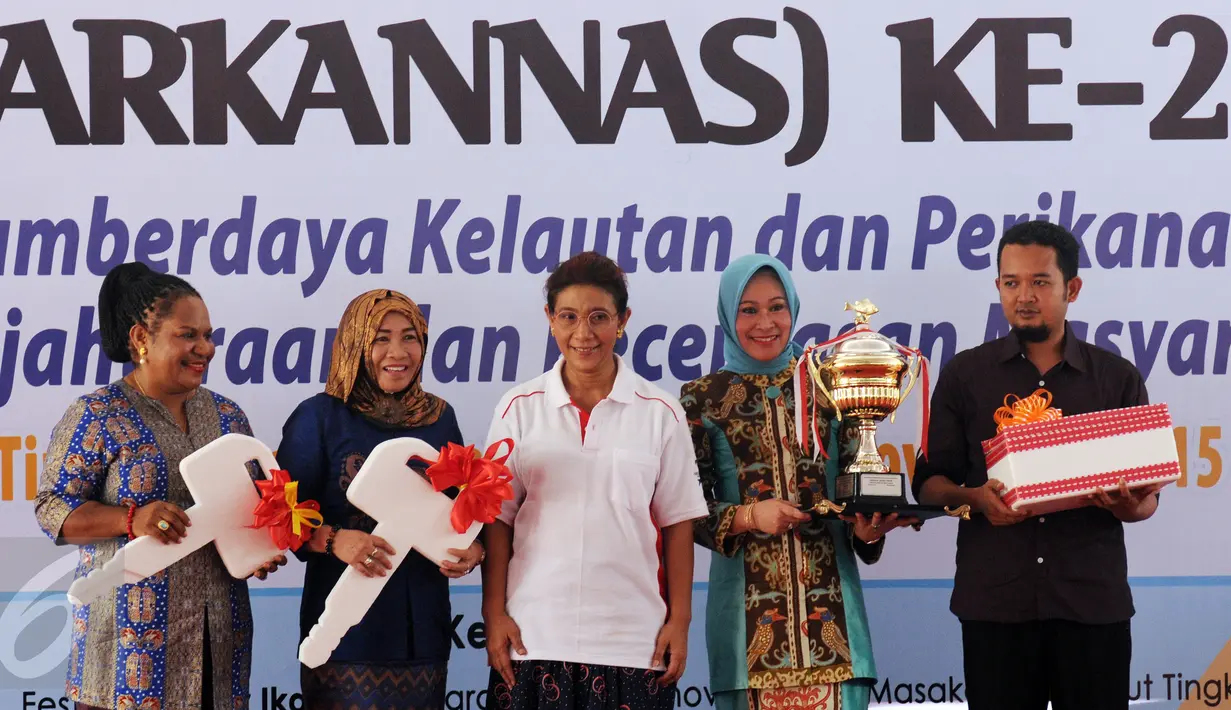 Menteri Kelautan dan Perikanan, Susi Pudjiastuti (tengah) berfoto usai memberikan penghargaan pada puncak peringatan Hari Ikan Nasional ke-2 di Jakarta, Minggu (22/11/2015). Beragam acara memeriahkan Harkannas ke-2. (Liputan6.com/Helmi Fithriansyah)