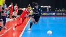 Pemain Timnas Futsal Indonesia, Mochammad Iqbal (kiri) berebut bola dengan pemain Korea Selatan, Choi Hyun-bin dalam laga Grup A Piala Asia Futsal 2026 di Indonesia Arena, Senayan, Jakarta, Selasa (27/01/2026). (Bola.com/Bagaskara Lazuardi)