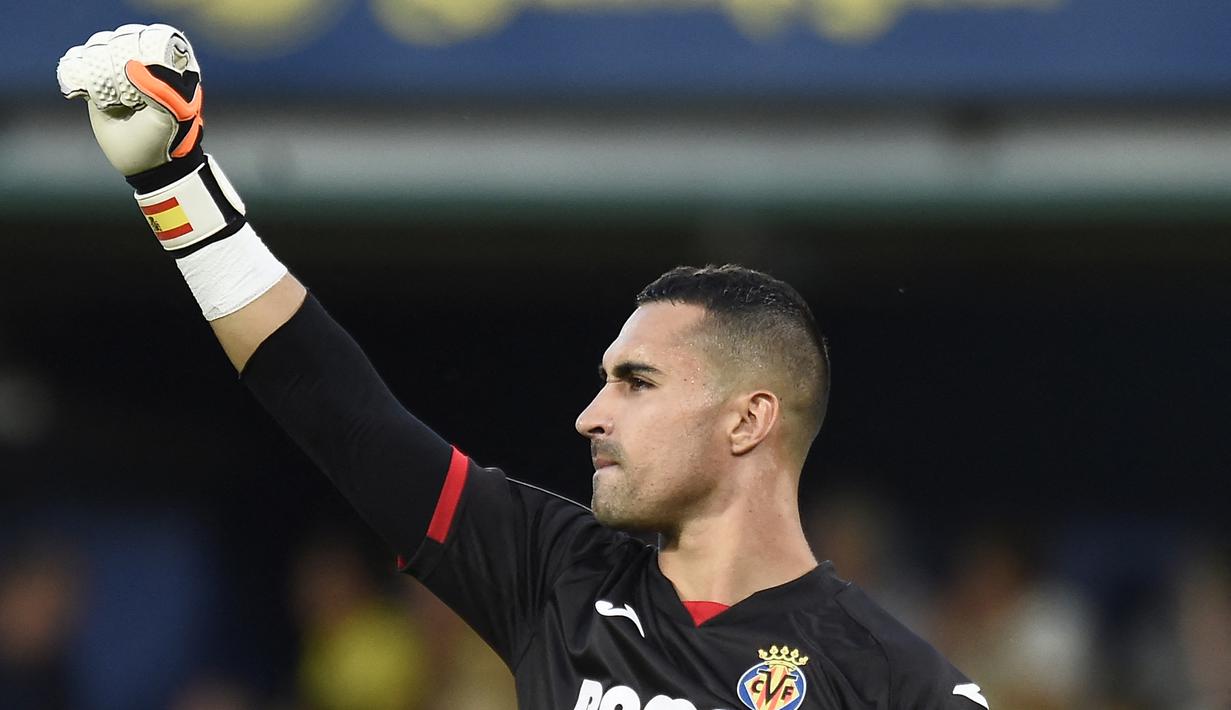 Sergio Asenjo. Kiper Spanyol berusia 32 tahun ini adalah kiper utama Villarreal yang lebih difokuskan berlaga di LaLiga. Untuk kompetisi antar klub Eropa, Villarreal merotasinya dengan kiper kedua, Geronimo Rulli, termasuk saat merebut trofi Liga Europa musim lalu. (Foto: AFP/Jose Jordan)