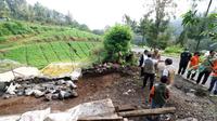 Pj Wali Kota Batu,&nbsp;Aries Agung Paewai dan personel BPBD memantau pelaksanaan rehabilitasi dan rekonstruksi lokasi terdampak bencana alam pada Rabu, 5 April 2023 (BPBD Kota Batu)&nbsp;