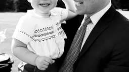 Di foto lain, Pangeran George tampak tersenyum lebar dalam gendongan sang ayah, Pangeran William usai acara pembaptisan Putri Charlotte pada 6 Juli lalu di Sandringham, Inggris, Kamis (9/7/2015). (REUTERS/Mario Testino/Art Partner/Handout) 