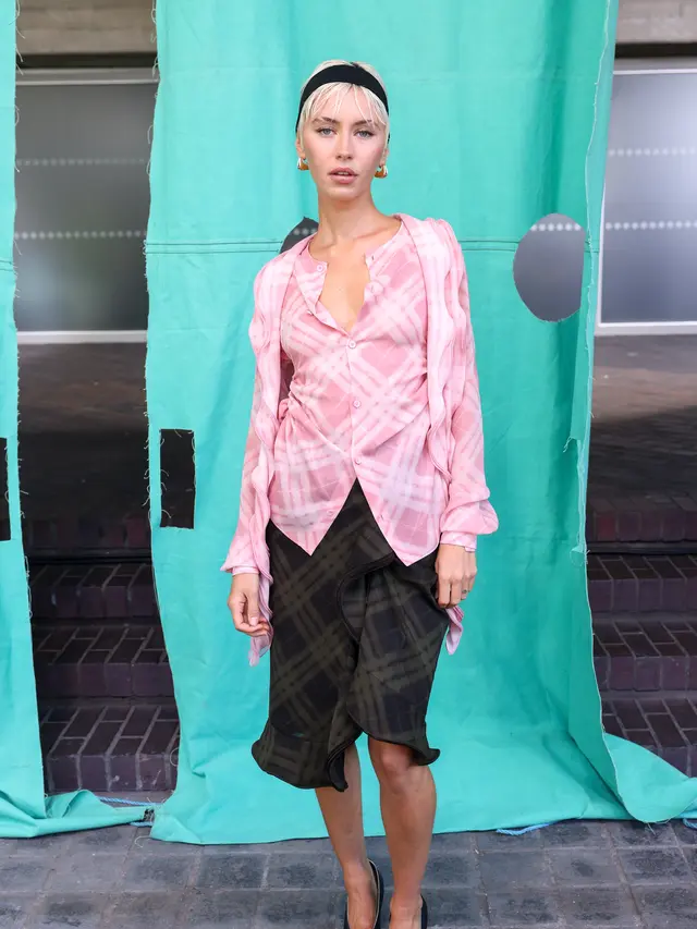 Parade Busana Seleb Hadiri Burberry Summer 2025 di London Fashion Week, dari Lila Moss hingga Bright Vachiwrait
