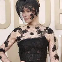 Alasan di balik veil dramatis Rosamund Pike di Golden Globes 2024. (Foto: Instagram/ Rosamundpikefan)