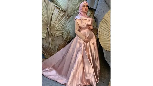 6 Potret Maternity Shoot Kartika Putri, Elegan dengan Berbagai Macam Busana