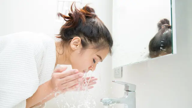 Jangan Malas, Ini 4 Skincare Penting untuk Merawat Kulit Saat Musim Hujan