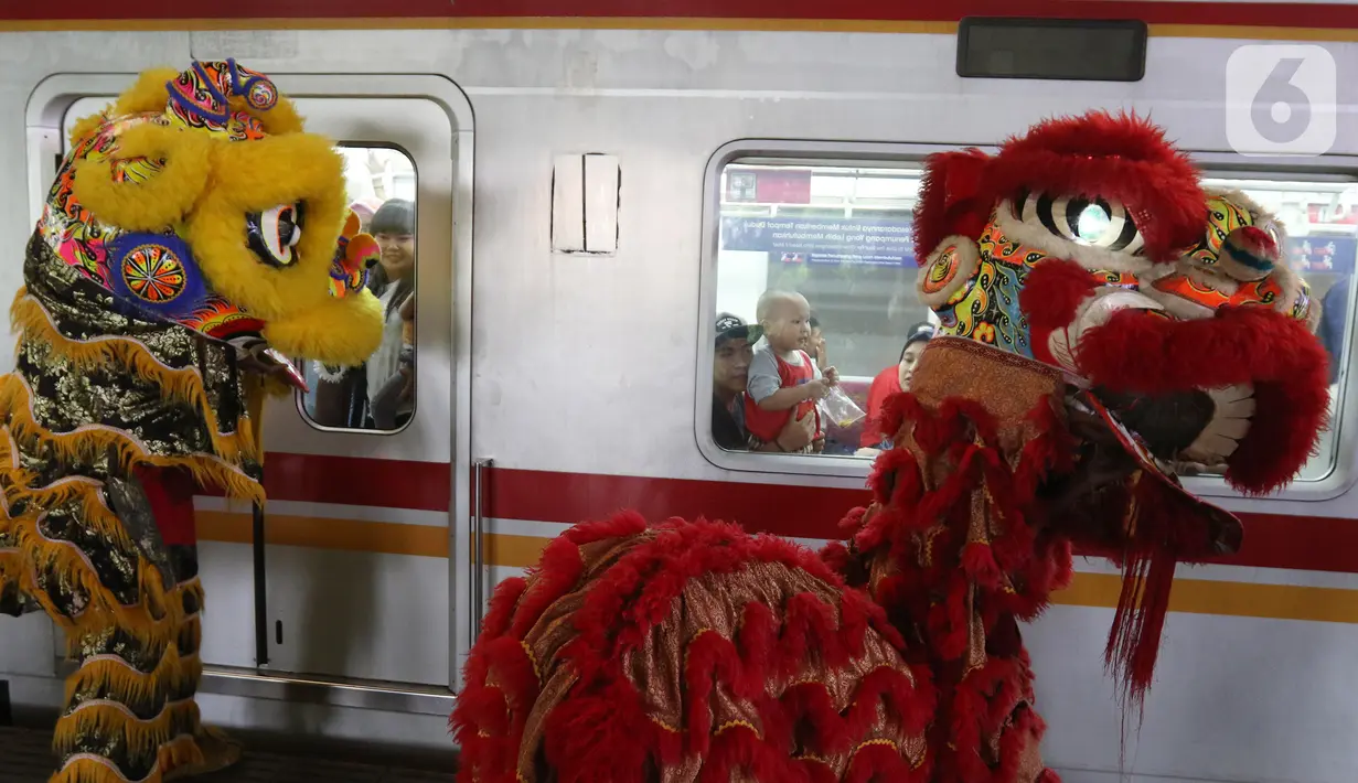 Barongsai beraksi di peron Stasiun Gambir, Jakarta, Sabtu (25/1/2020). PT Kereta Api Indonesia (Persero) Daop 1 Jakarta mengadakan pertunjukkan Barongsai itu dalam rangka memeriahkan perayaan Tahun Baru Imlek 2571/2020 yang bertepatan dengan Tahun Tikus Logam. (Liputan6.com/Herman Zakharia)