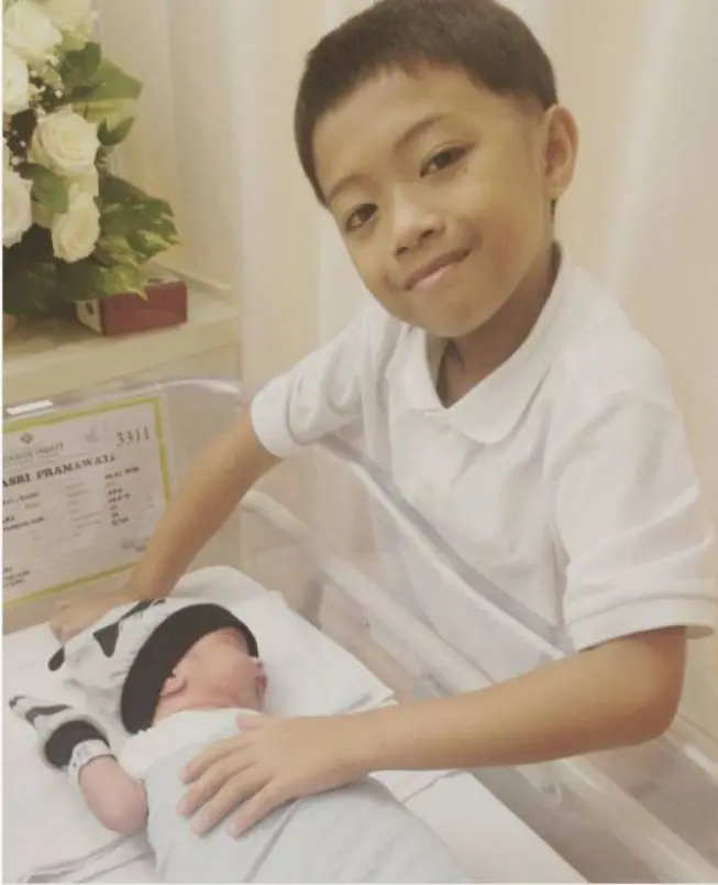 Asri Welas kini punya dua anak laki-laki, Ibram dan Ibran (Foto: Instagram)