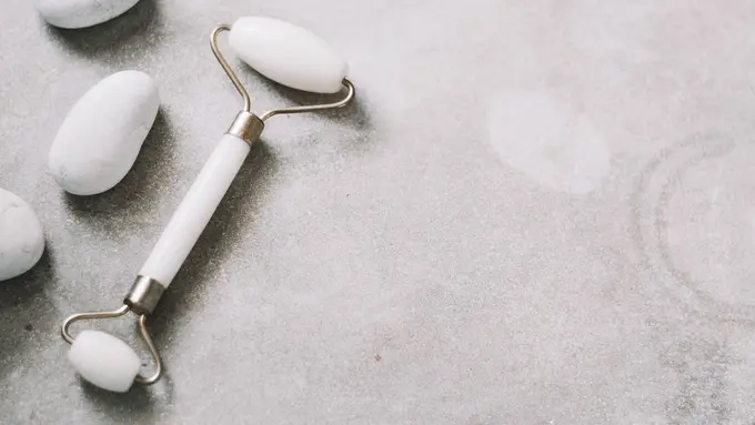 Mampu Meredakan Keriput? Ini yang Sebenarnya Terjadi pada Kulit Saat Menggunakan Jade Roller