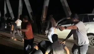 Kurir sabu tabrak mobil polisi