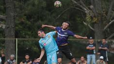 Duel pemain Bhayangkara FC, Vladimir Vujovic (kiri) dan pemain Persita pada laga uji coba di Lapangan NYTC Sawangan, Depok, (11/01/2018). Bhayangkara FC kalah 0-2. (Bola.com/Nicklas Hanoatubun)