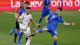 Gelandang Spanyol, Koke (kiri) berebut bola dengan gelandang Yunani, Petros Mantalos dalam laga Kualifikasi Piala Dunia 2022 Zona Eropa Grup B di Los Carmenes Stadium, Granada, Kamis (25/3/2021). Spanyol bermain imbang 1-1 dengan Yunani. (AP/Fermin Rodriguez)