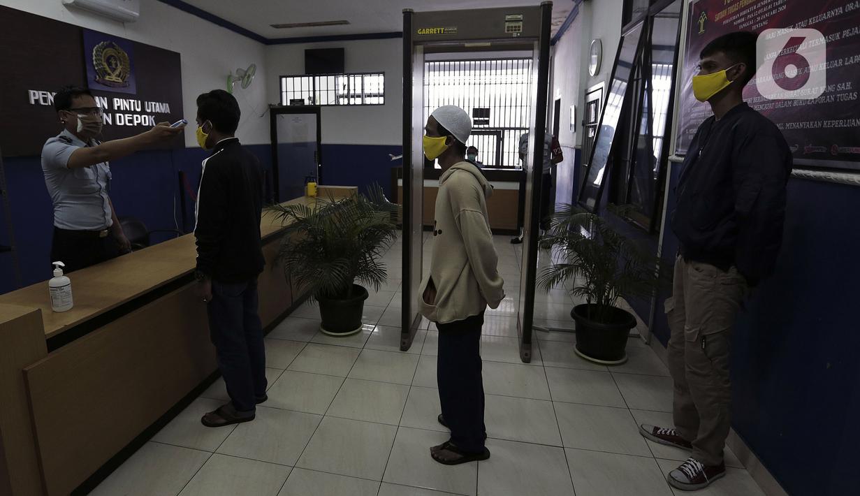 Narapidana dicek kesehatan sebelum mendapat pembebasan bersyarat melalui program asimilasi dan integrasi terkait pandemi virus corona COVID-19 di Rutan Kelas I Depok, Jawa Barat, Selasa (7/4/2020). Narapidana yang dibebaskan harus sudah menjalani dua pertiga masa tahanan. (Liputan6.com/Johan Tallo)