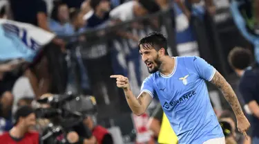 Gelandang Lazio Luis Alberto merayakan gol yang dicetaknya ke gawang Inter Milan pada pekan ketiga Serie A 2022/2023 di Stadio Olimpico, Roma, Sabtu (27/8/2022) dini hari WIB. Lazio mampu memberikan kekalahan perdana untuk Inter Milan usai menang 3-1. (Alfredo Falcone/LaPresse via AP)